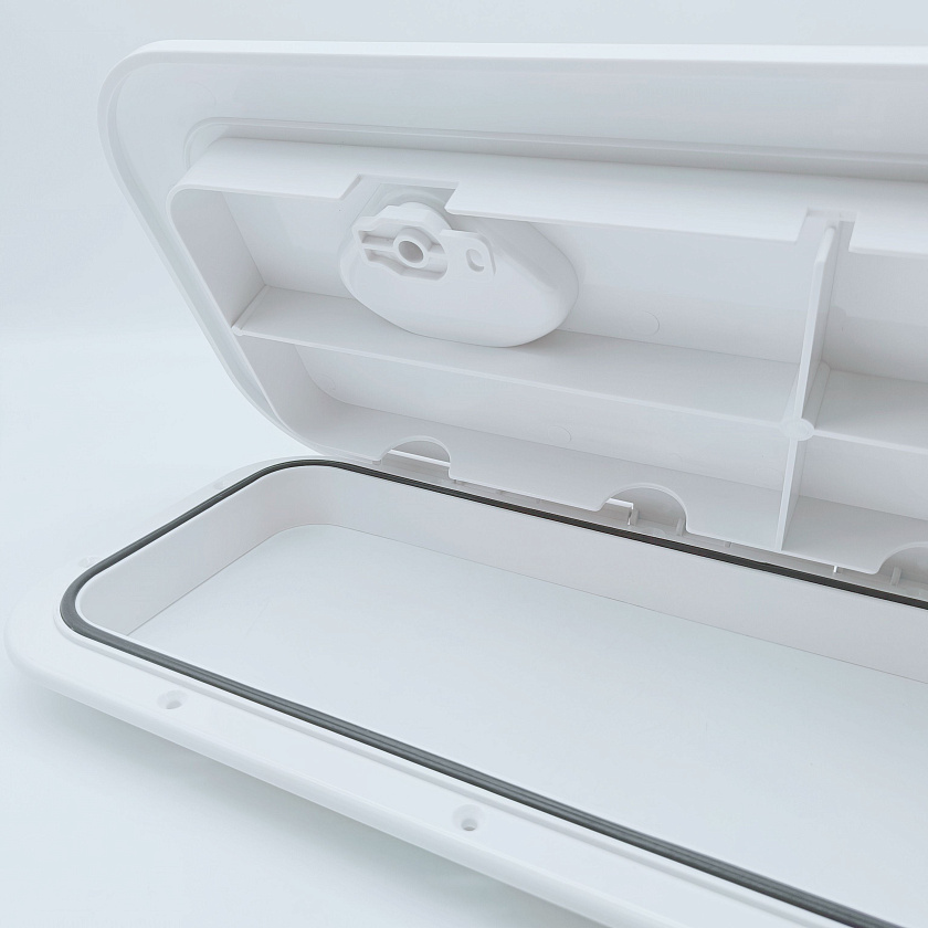 Палубный смотровой люк SeaFlo 243Х607 мм для лодки / катера / яхты, пластиковый, для рундука инспекционный с крышкой и замками