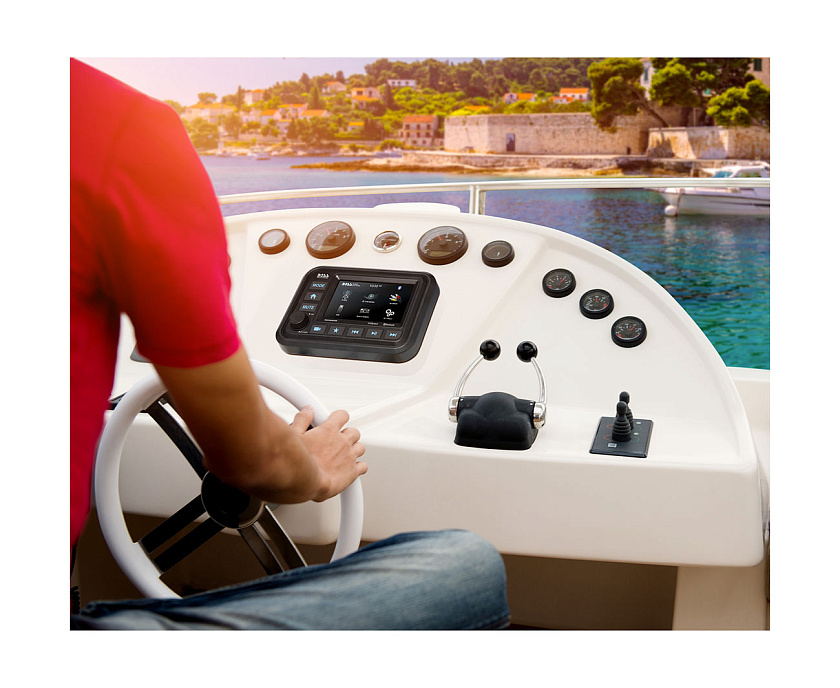 Морская магнитола BOSS Audio MGV550B с 5" сенсорным экраном, Bluetooth и видеовходами (влагозащита IPX6)